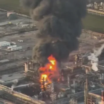 Gigantic Explosion Closes US Oil Refinery