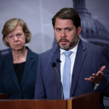 Senator Had Relations with Staffers, Report